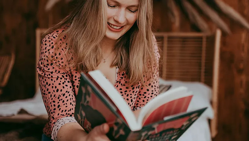 Nikki from The Bookish Mindset reading a book.